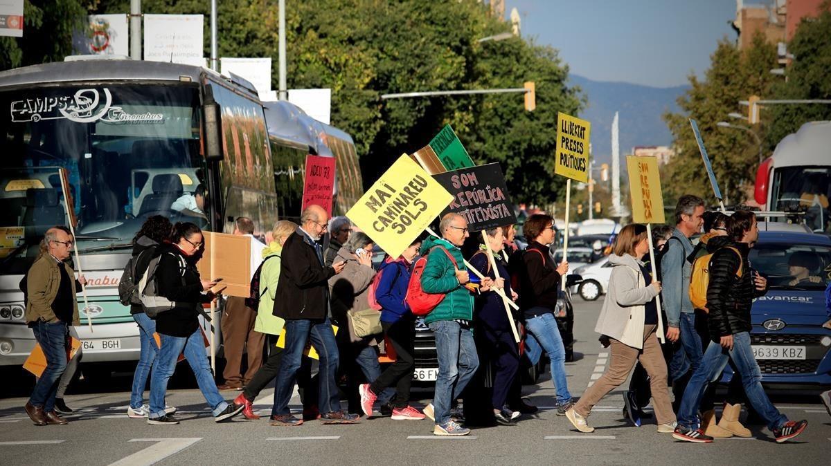 Llegan en autocar algunos participantes a la manifestación.