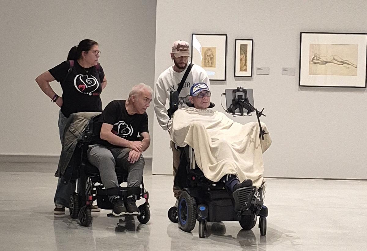 Visitar un museo es una de las actividades de ocio que ofrece el programa de Adela CV para los enfermos de ELA en la Comunitat Valenciana.