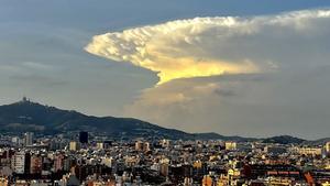 Un gran cumulonimbus, visible a Barcelona i bona part de Catalunya