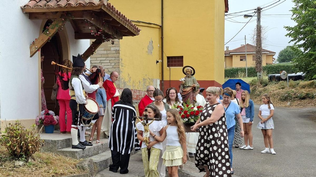 Procesión tras la misa por los festejos de San Pedro en Agüera.