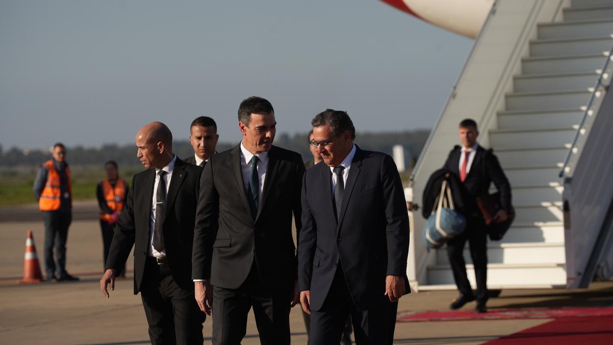 El presidente del Gobierno, Pedro Sánchez, y el jefe de Gobierno del Reino de Marruecos, Aziz Akhannouch, al inicio de la cumbre entre España y Marruecos.