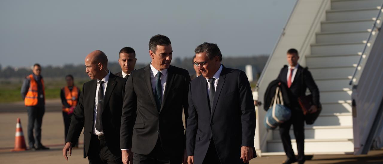 El presidente del Gobierno, Pedro Sánchez, y el jefe de Gobierno del Reino de Marruecos, Aziz Akhannouch.