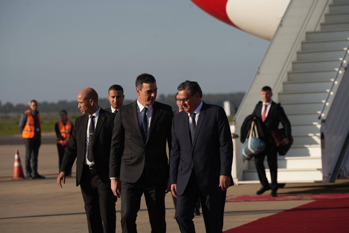 El presidente del Gobierno, Pedro Sánchez, y el jefe de Gobierno del Reino de Marruecos, Aziz Akhannouch, al inicio de la cumbre entre España y Marruecos.