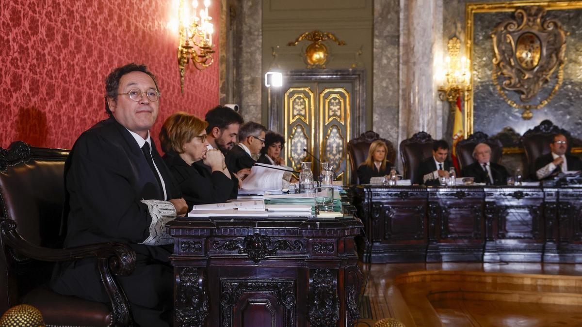 El fiscal general del Estado, en primer plano, durante el juicio.