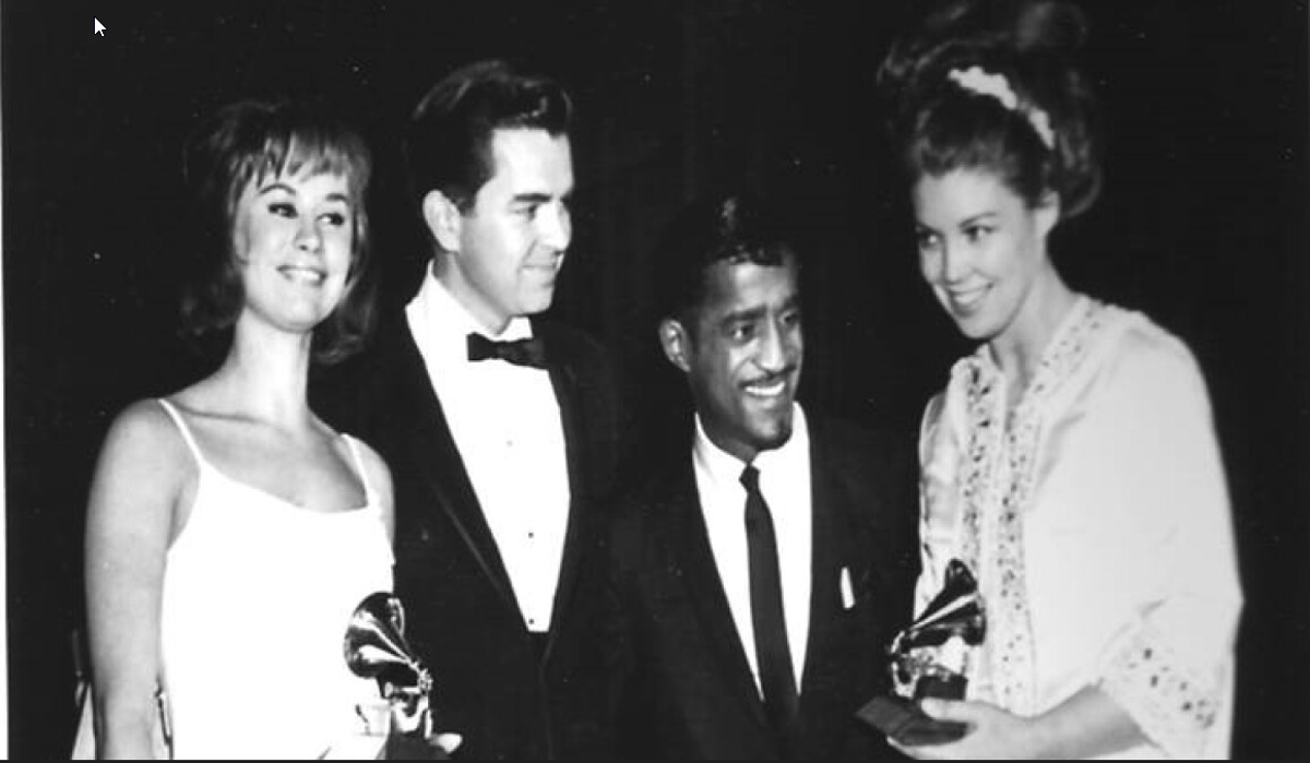 Creed Taylor, en el centro junto al cantante y actor Sammy Davis Jr., recoge el premio para 'La chica de Ipanema' acompañado de Astrud Gilberto (izda.) y Monica Getz (mujer de Stan Getz, dcha.) en la entrega de los Grammy de 1964.