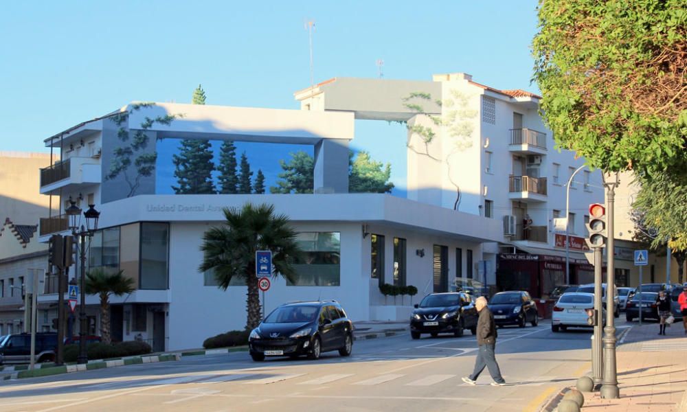 El mural, situado en la avenida de Andalucía, es obra de José Fernández Ríos.