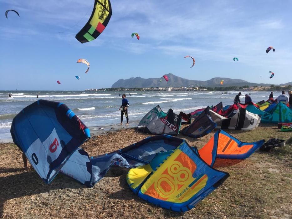 Medio centenar de kitesurfistas llenan la playa de es Barcarés de cometas