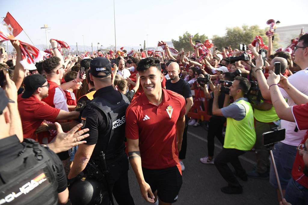 Recibimiento de la afición al Real Murcia antes del partido ante el Nástic