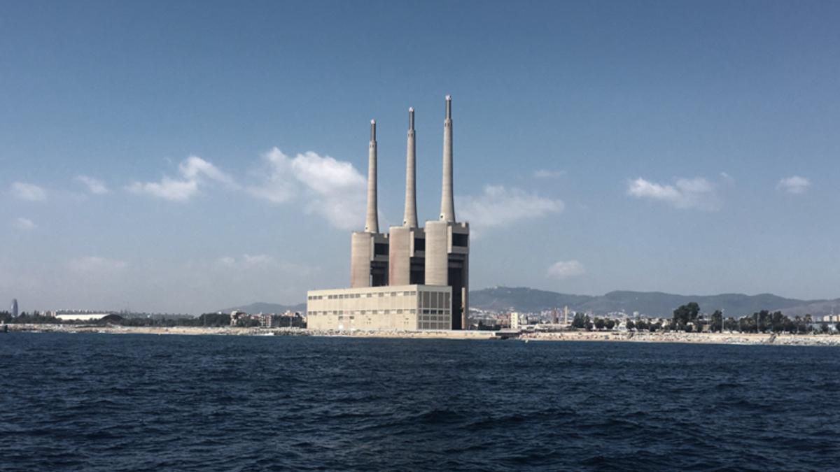 Panorámica de las Tres Xemeneies desde el mar.