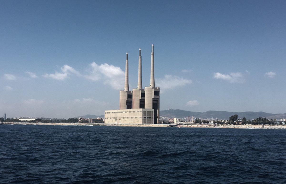 Panorámica de las Tres Xemeneies desde el mar.