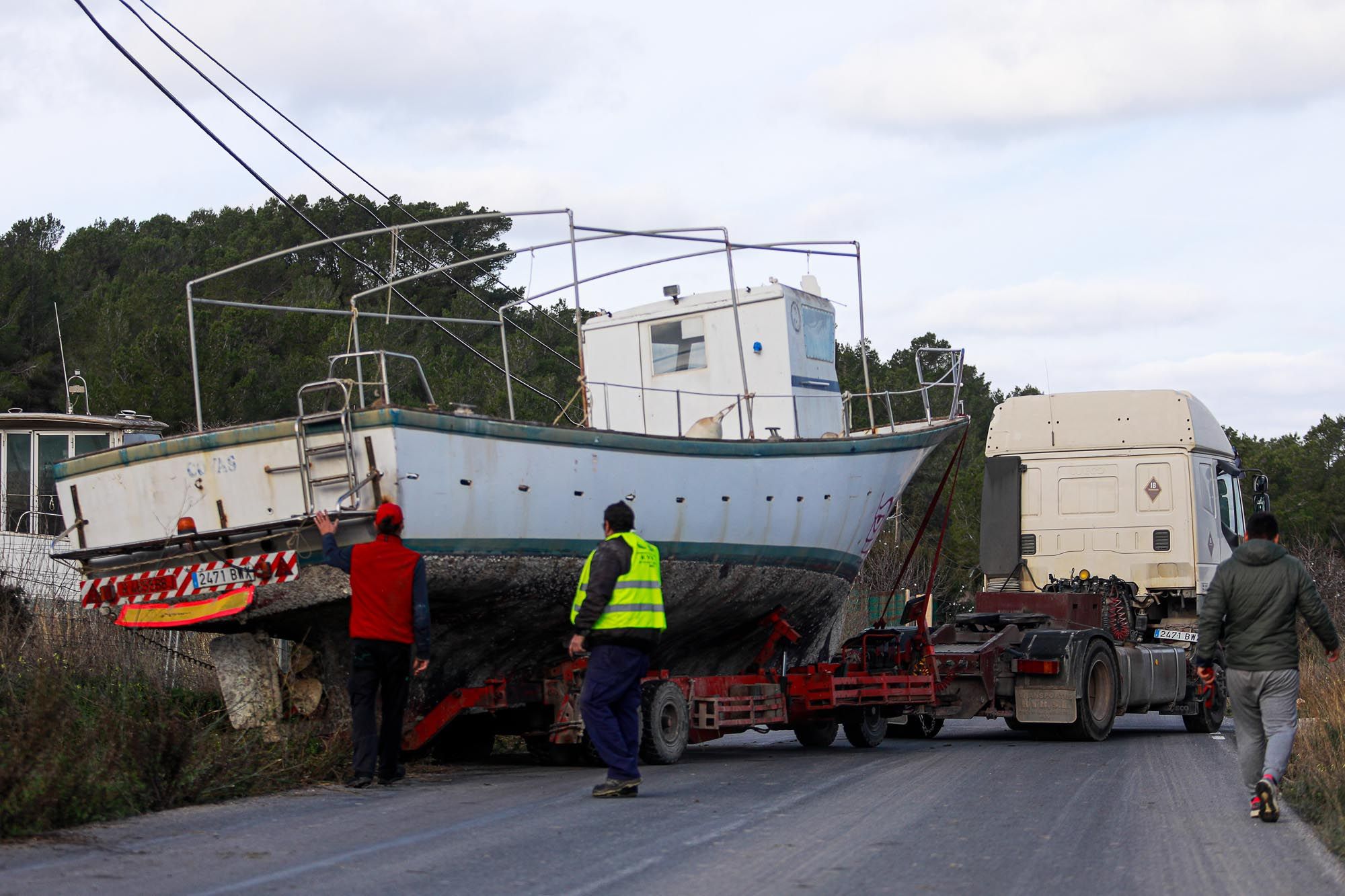 Retirada de barcos almacenados ilegalmente en Cala Tarida