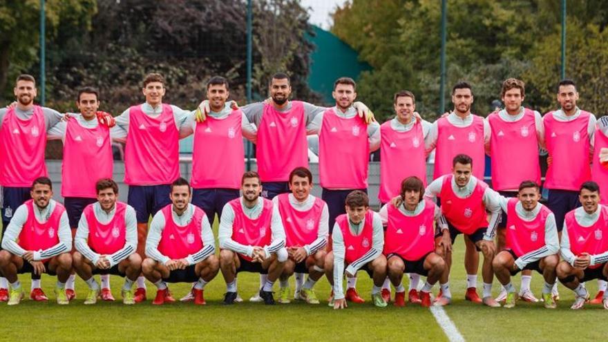 La selección ha salido al entrenamiento previo a la final con petos rosas en apoyo a la lucha contra el cáncer de mama.