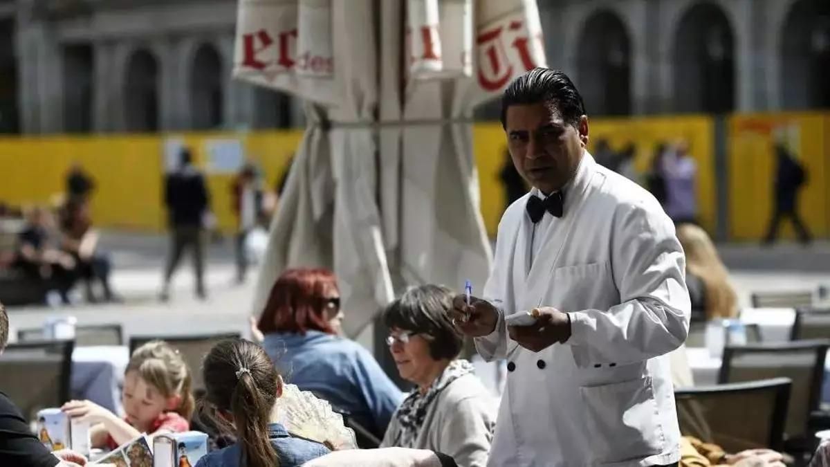 Un camarero en un bar de Archipiélago.