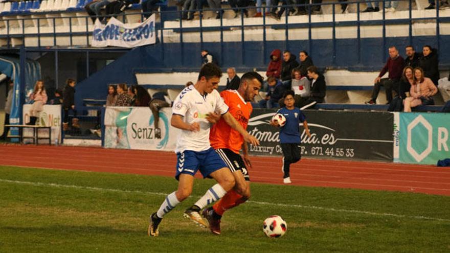 El lateral Ismael Gallar, que ayer volvió a jugar como titular, pugna el esférico ante un jugador cartagenista.