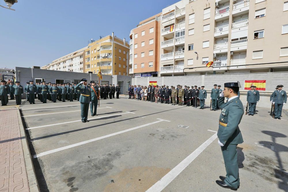 La Guardia Civil de la comarca celebra el día de su patrona en Torrevieja. Un grupo de vecinos se ha concentrado para dar su respaldo a las fuerzas de seguridad en Cataluña