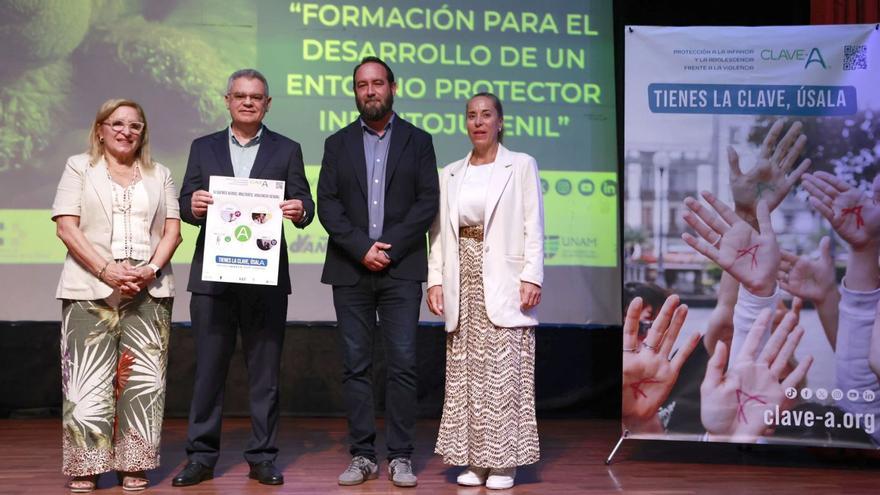 Marcos Lorenzo (d), en el centro de la imagen, en la inauguración de las jornadas organizadas por el proyecto en Clave-A en La Laguna.