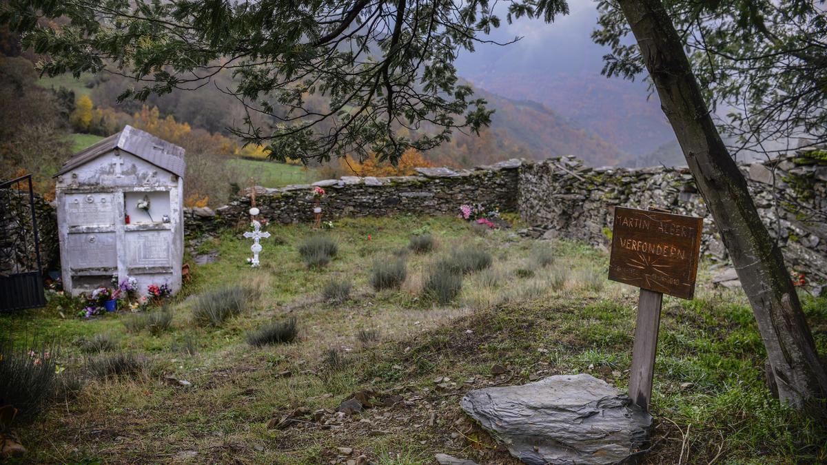 La tumba de Martin en el cementerio de Santoalla.