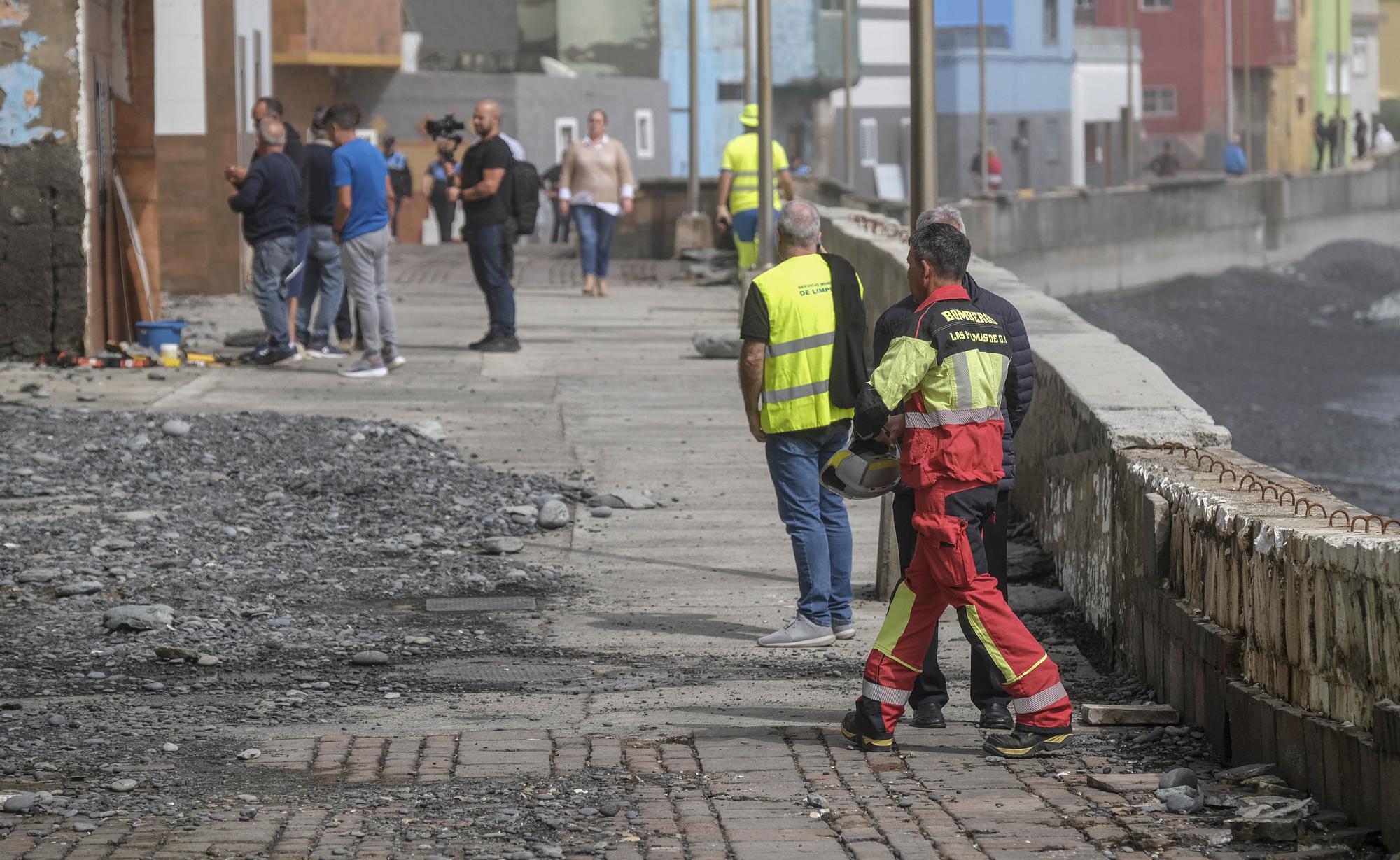 Este miércoles, vecinos, Policía Local y Bomberos de LPGC llevaron a cabo labores de acondicionamiento y prevención tras las inundaciones por el fuerte oleaje en el barrio de San Cristóbal, en la capital grancanaria.