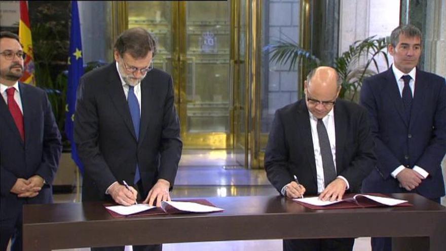 Rajoy firma con Coalición Canaria su apoyo a los presupuestos a cambio de 1.300 millones de inversión