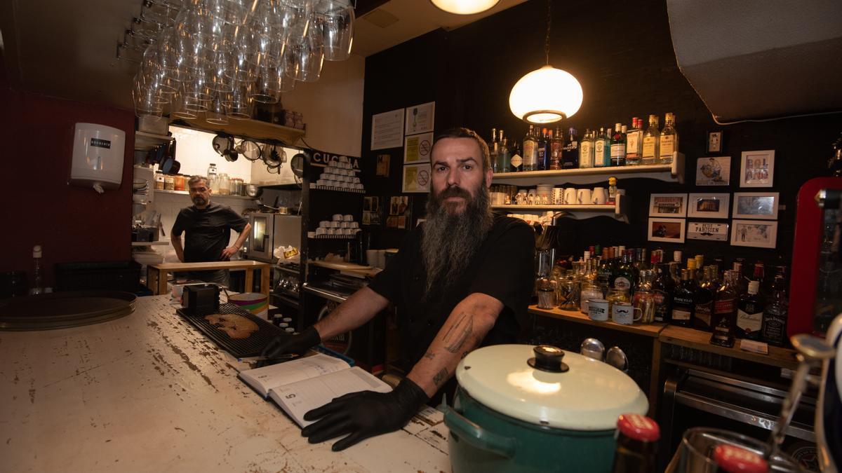 Xabier Barral, propietario del bar La Barbería