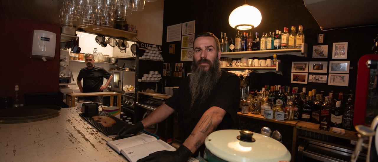 Xabier Barral, propietario del bar La Barbería