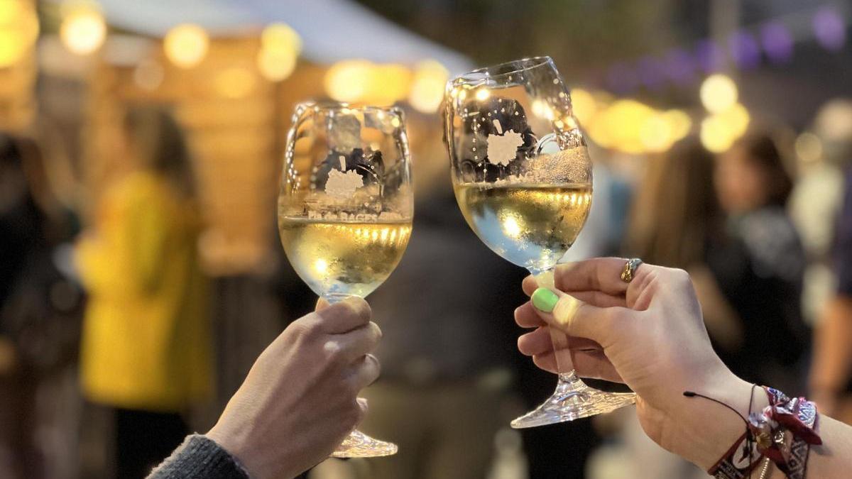 Dues persones brinden amb vi de la DO Pla de Bages