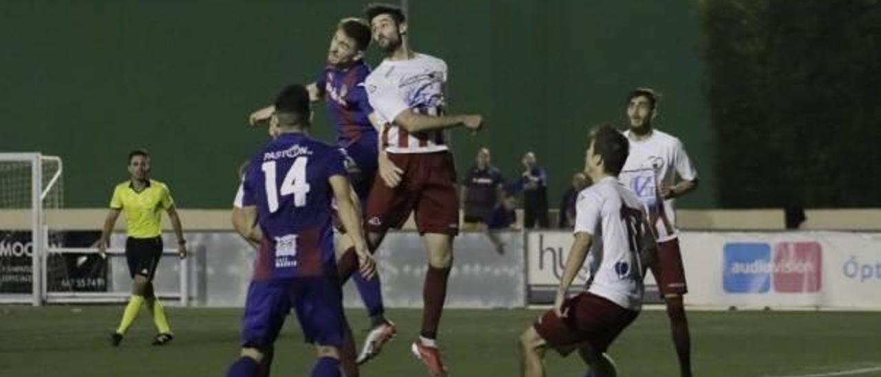 Lance del partido entre el Alzira y el Eldense disputado hace una semana.