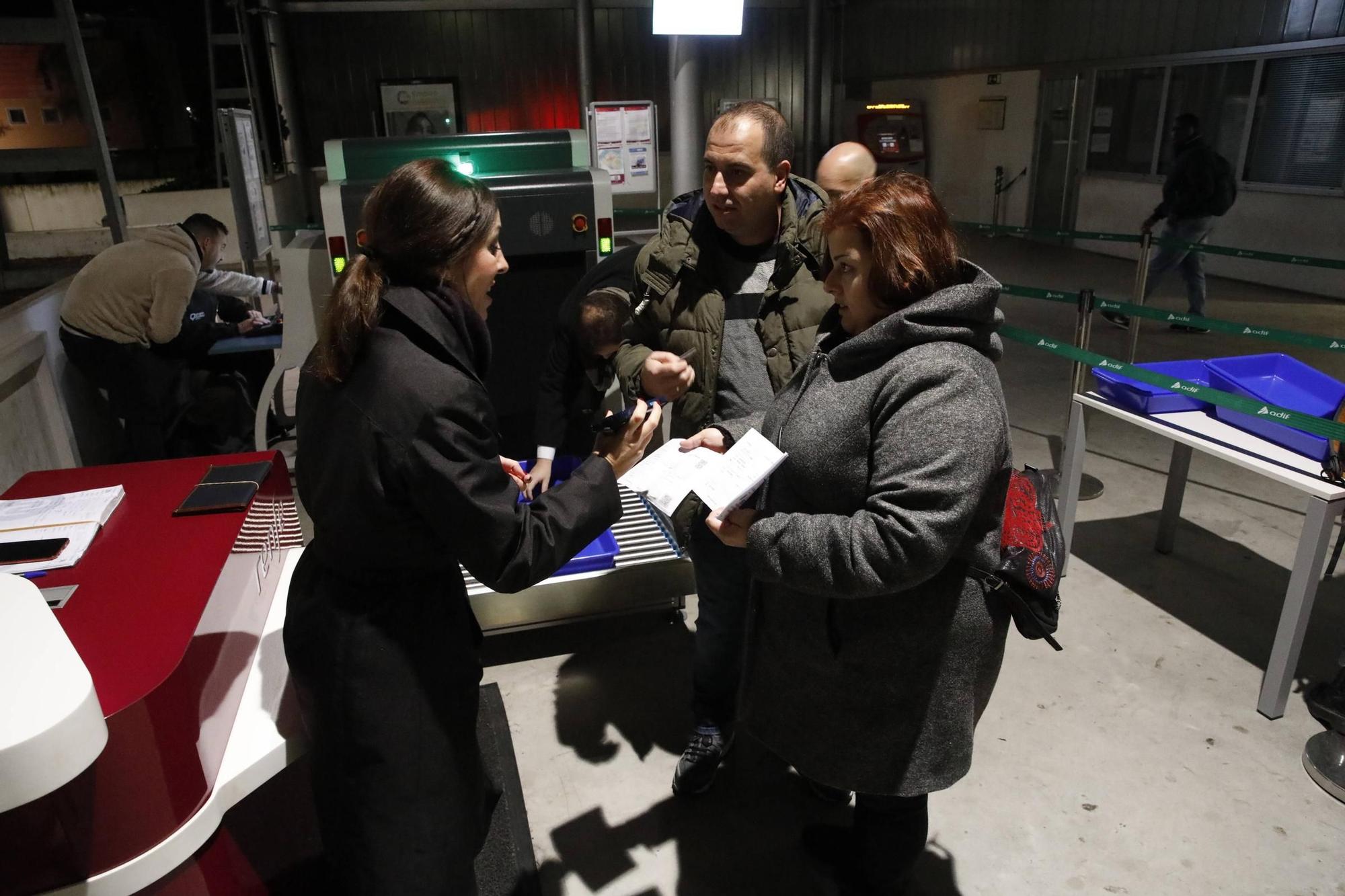 Los asturianos que estrenan el AVE a Madrid: así fue el primer viaje de pasajeros