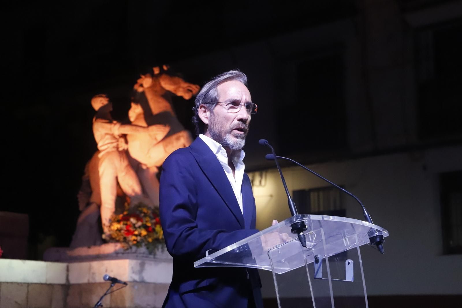 El homenaje y ofrenda floral a Manolete, en imágenes