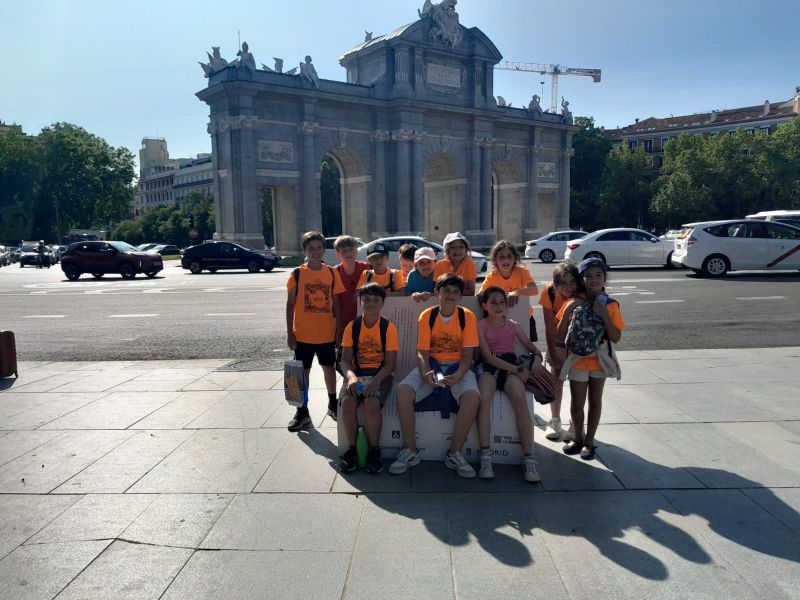 Candela Peña e os alumnos de CEIP Laredo, de Chapela, que gañaron un concurso de lectura na Feira de Madrid