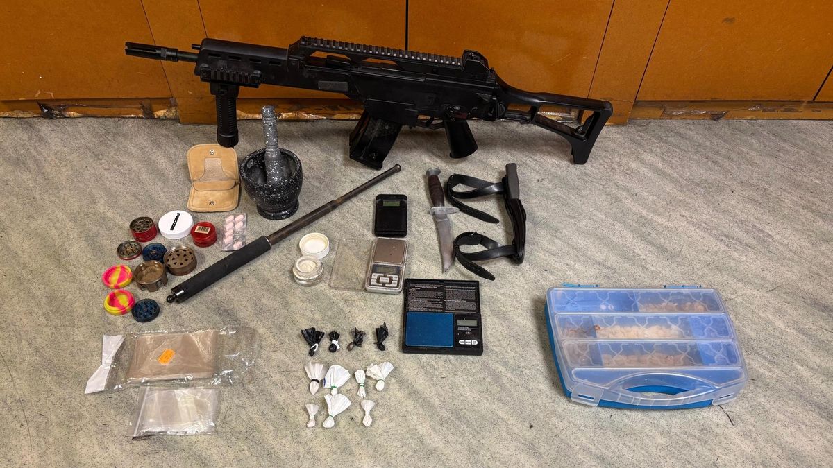 Les armes, la droga i els aparells per manipular-la, intervinguts al bar de Sant Julià de Ramis.