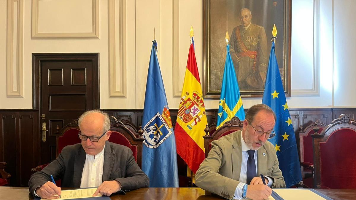 Por la izquierda, Gustavo Bueno hijo y Mario Arias, en la firma del nuevo acuerdo.