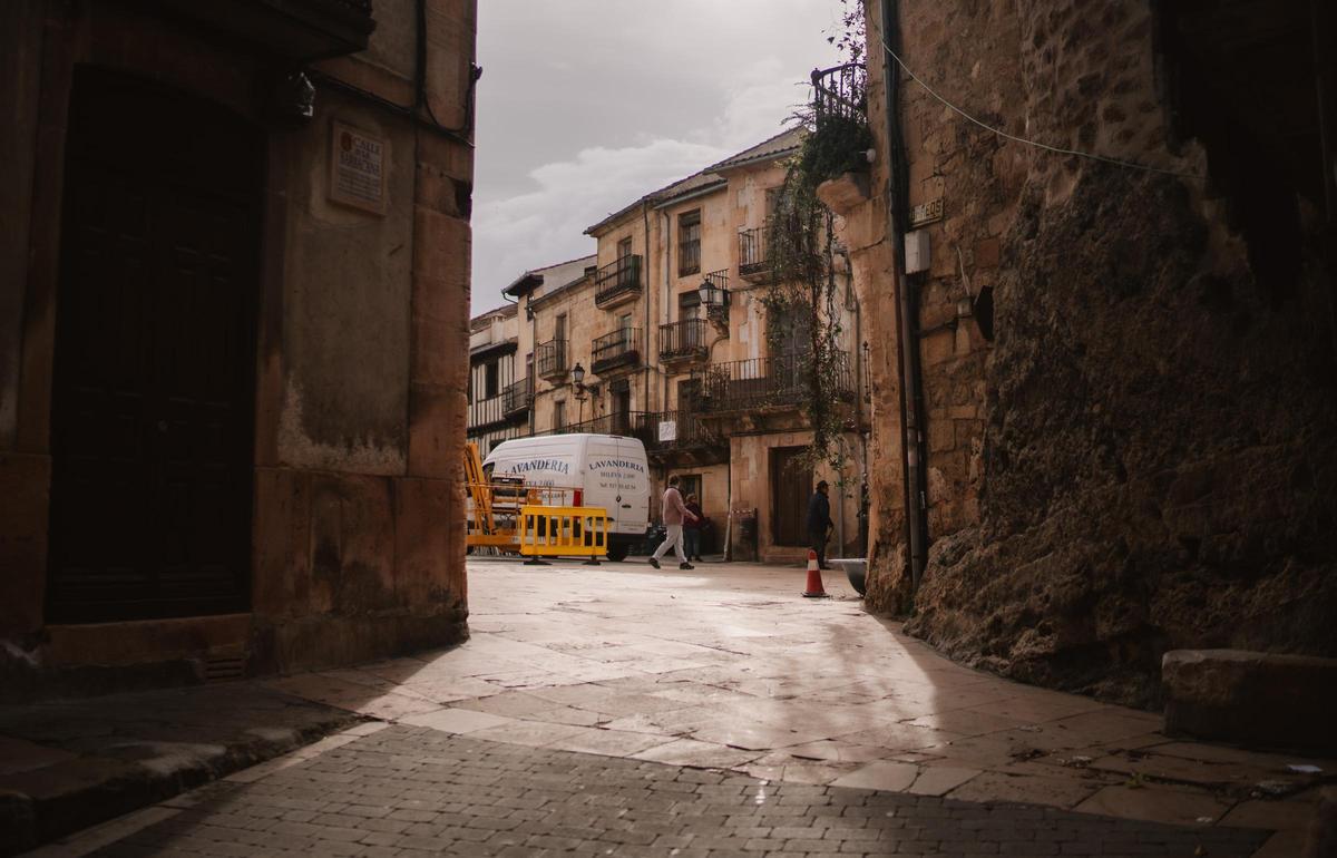 Vallas amarillas impiden que entre ningún vehículo en la plaza de Sepúlveda, que se ha decorado para acoger grabaciones de escenas de The Walking Dead'.