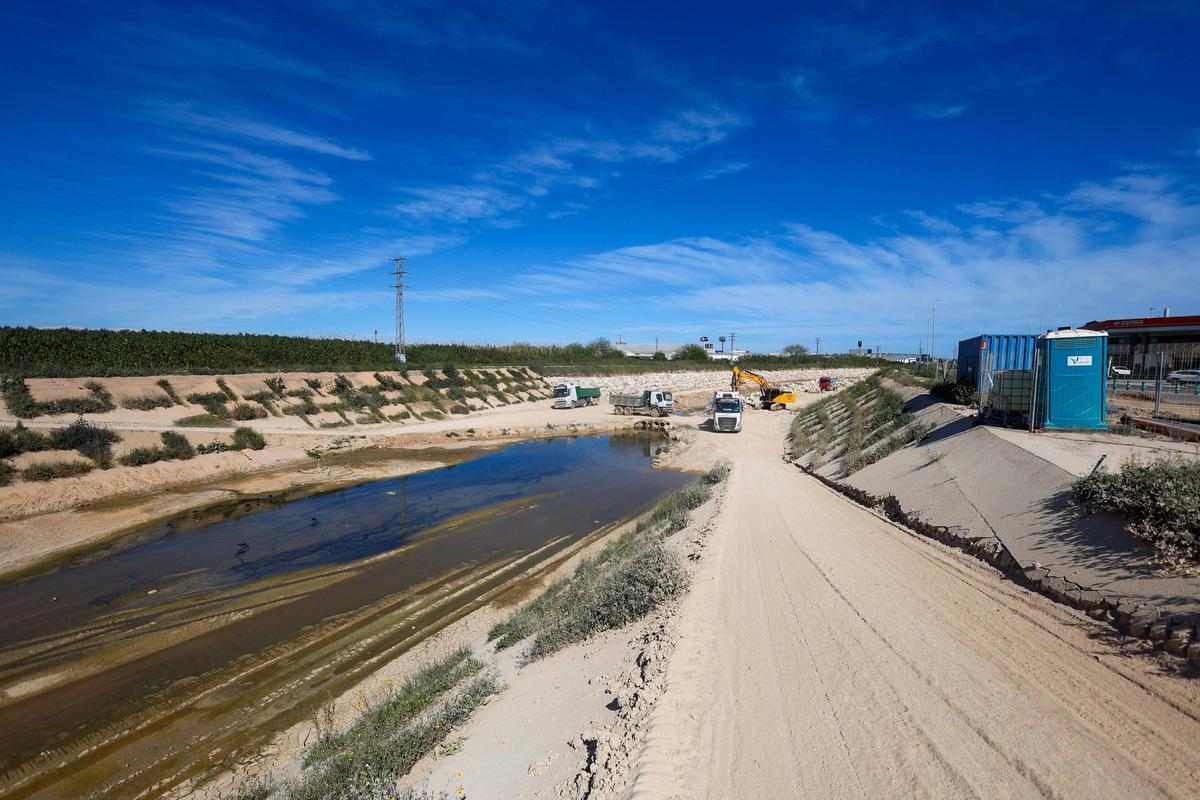 Obras de encauzamiento y ampliación del barranco del Poyo, a la altura de Catarroja.