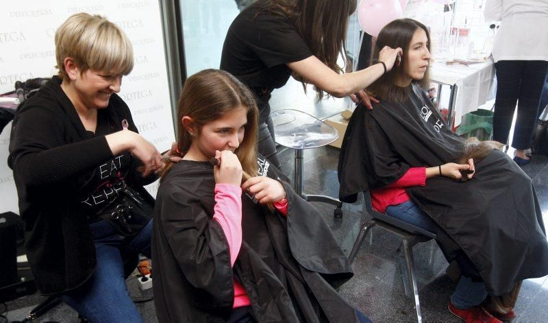 Más de 70 mujeres se cortan el pelo en la Quirón para sumarse a la lucha contra el cáncer
