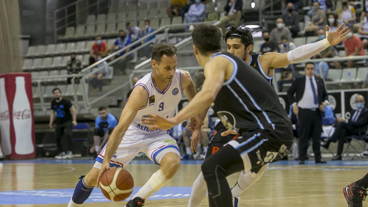 El HLA vence al líder y presenta su candidatura para al "play-off" por la ACB