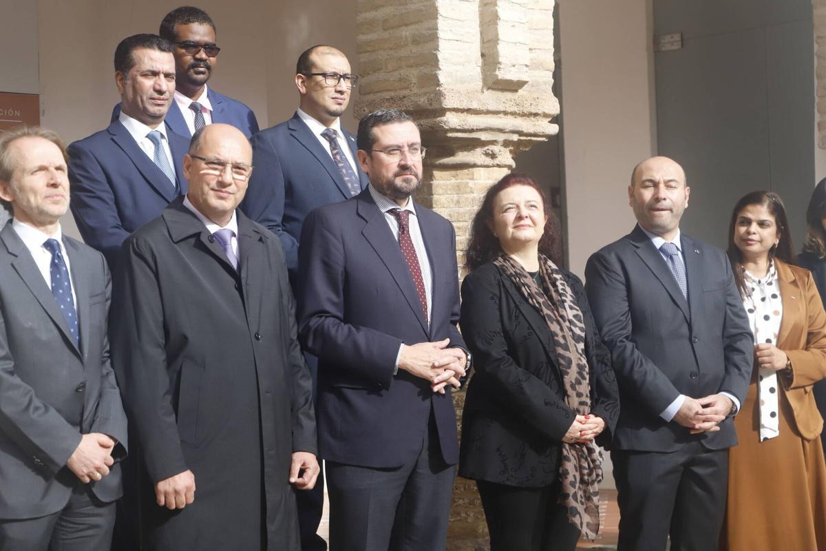 Embajadores junto al presidente de la Casa Árabe, Miguel Moro.