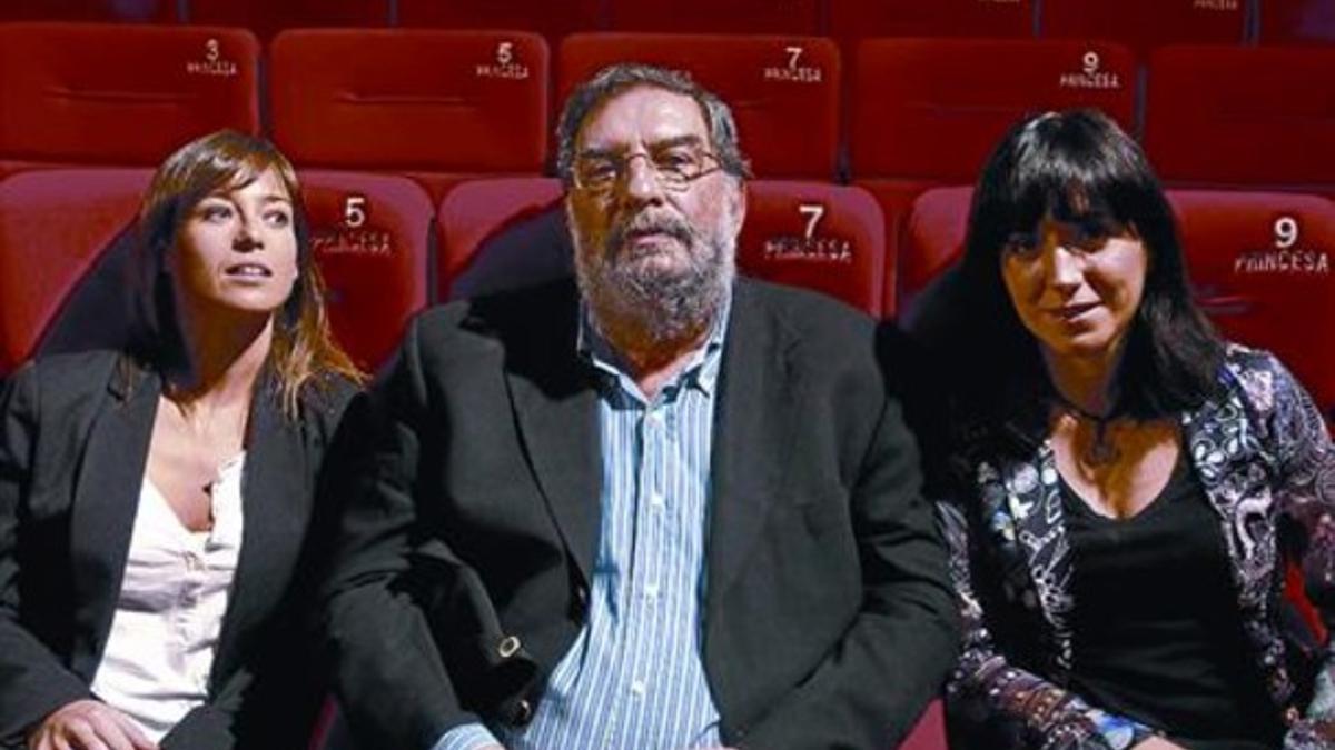 Enrique González Macho, junto a Marta Etura (izquierda) y Judith Colell (derecha), ayer en Madrid.