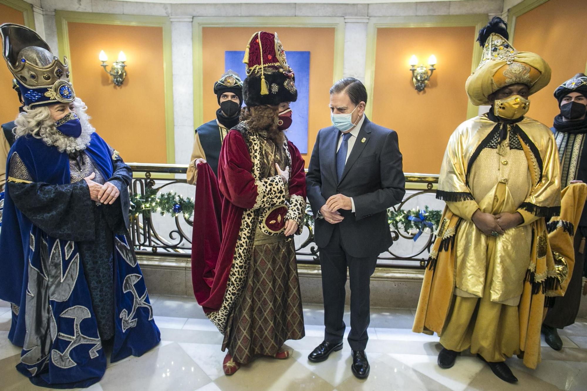 Los Reyes Magos visitan a los niños de Oviedo