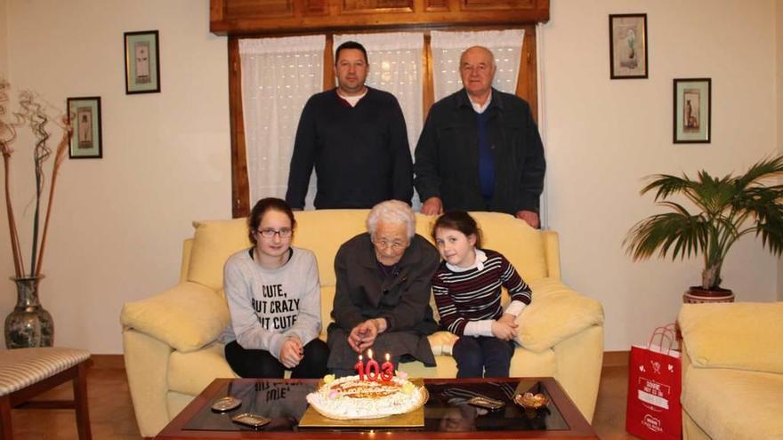 La cabraliega Teresa Velasco cumple 103 años en familia