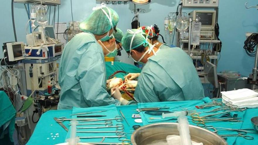 Equipo de trasplantes durante una intervención en el quirófano en una imagen de archivo.
