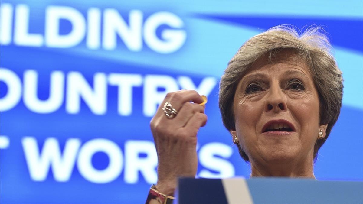 May sostiene un caramelo durante su discurso en el congreso anual del Partido Conservador, en Manchester, el 4 de octubre.