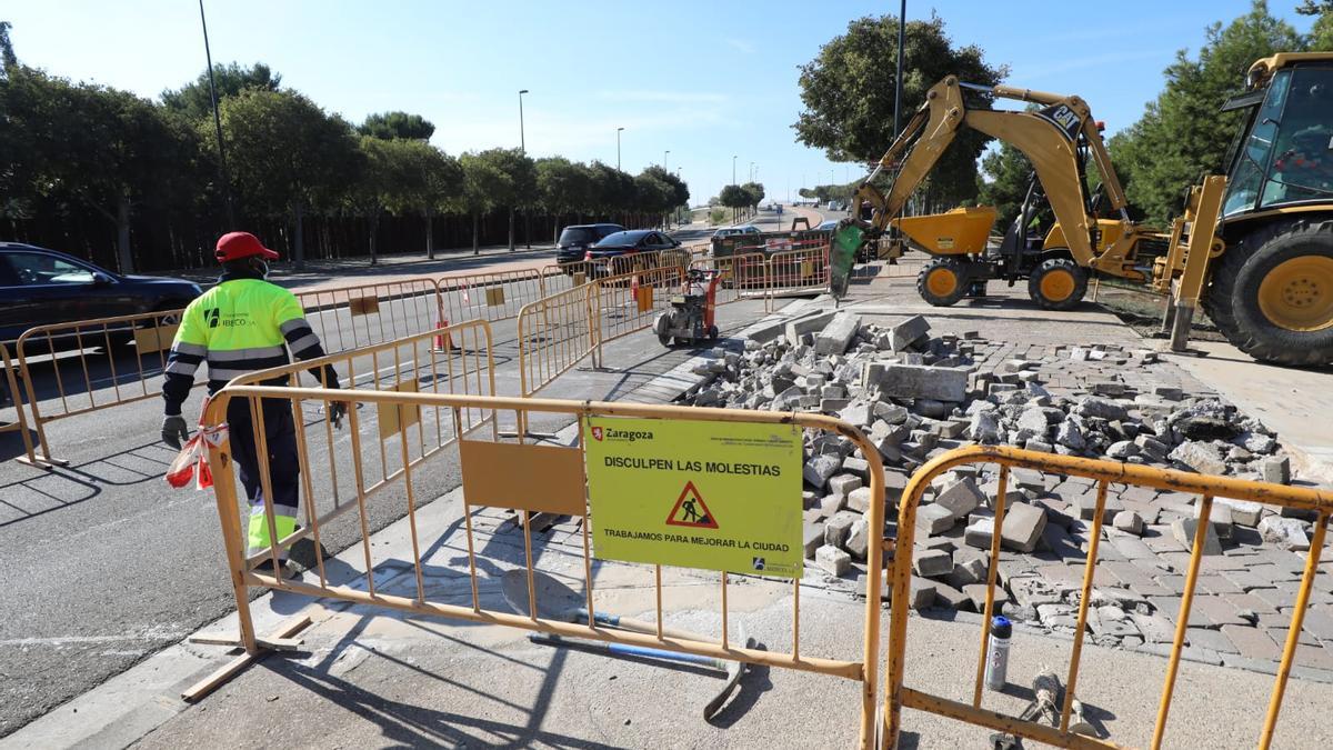 Unos trabajadores, este lunes, pican el suelo en Gómez Laguna, a la altura del camino de los Depósitos, para construir después el nuevo carril bici.