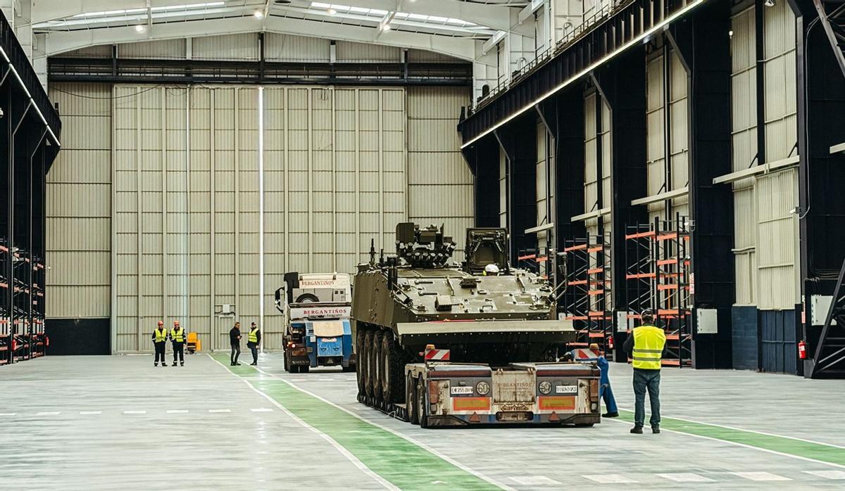 Un vehículo blindado 8x8 "Dragón" en el Tallerón de Indra, en Gijón.