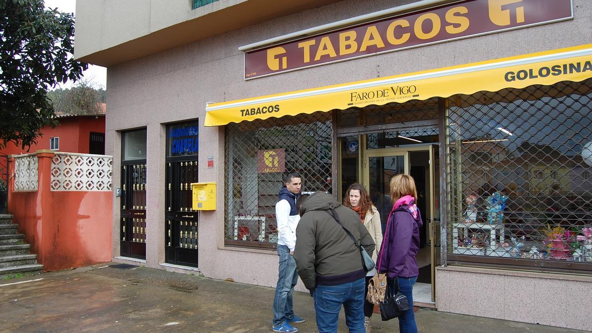 Fachada del despacho de Chapela en el que se selló el boleto premiado, situado en la Avenida de Redondela.