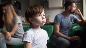 Un niño frente a sus padres, tras una discusión