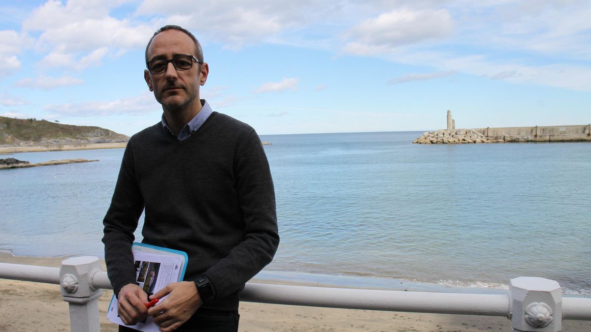 Carlos López, en la playa de Luarca.