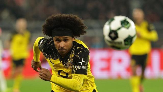 Karim Adeyemi, del Dortmund, en acció en un partit de la copa alemanya.
