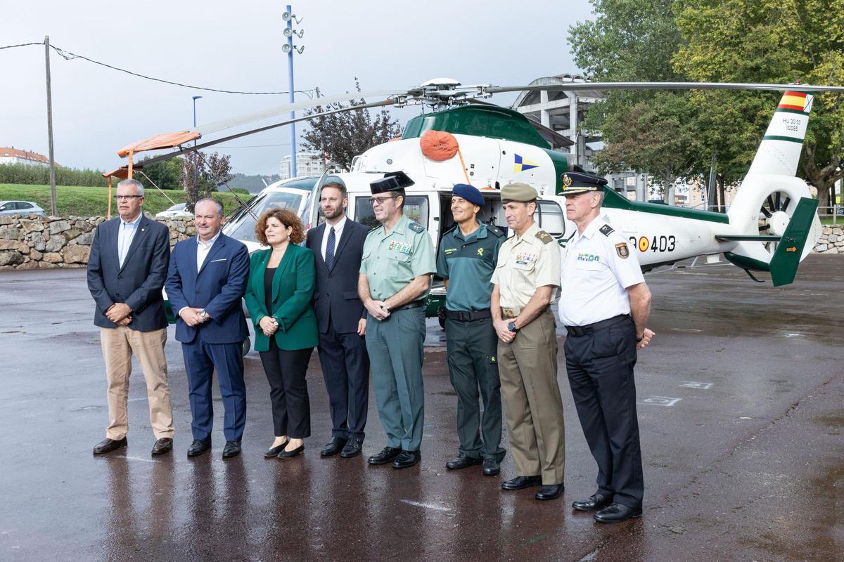 Autoridades y responsables de la Guardia Civil, este viernes, en la inauguración de la muestra del servicio aéreo en O Burgo.