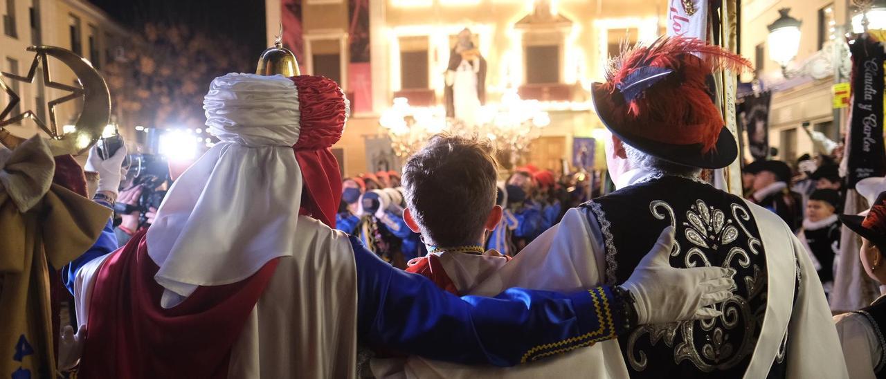El patrón de las Fiestas de Moros y Cristianos, aclamado por la multitud en una noche de emociones.